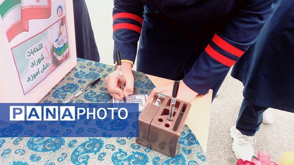 نواختن زنگ استکبارستیزی همزمان با برگزاری بیست و هفتمین دوره انتخابات شورای دانش‌آموزی در آموزشگاه فرزانگان ملارد