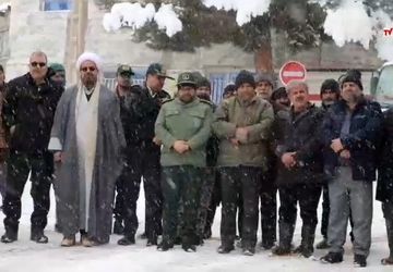 بارش برف هم حریف گرمای حضور مردم شهر کدکن در راهپیمایی ۲۲ بهمن ماه نشد