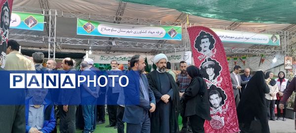 اجرای گروه سرود و تئاتر خیابانی به مناسبت هفته دفاع مقدس در مصلای کرج