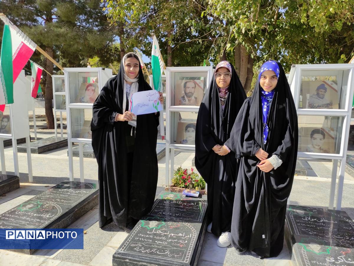 شرکت دانش آموزان دبیرستان مرحوم  حاج محمود زنده جانی در نماز جمعه