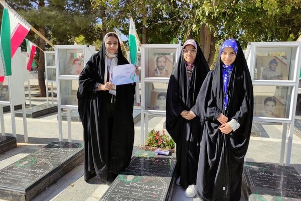 شرکت دانش آموزان دبیرستان مرحوم  حاج محمود زنده جانی در نماز جمعه