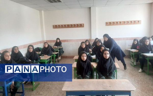 جشن جوانه‌ها و مراسم آغاز پایه هفتم در دبیرستان دخترانه فاطمه الزهرا در شهرستان فیروزکوه