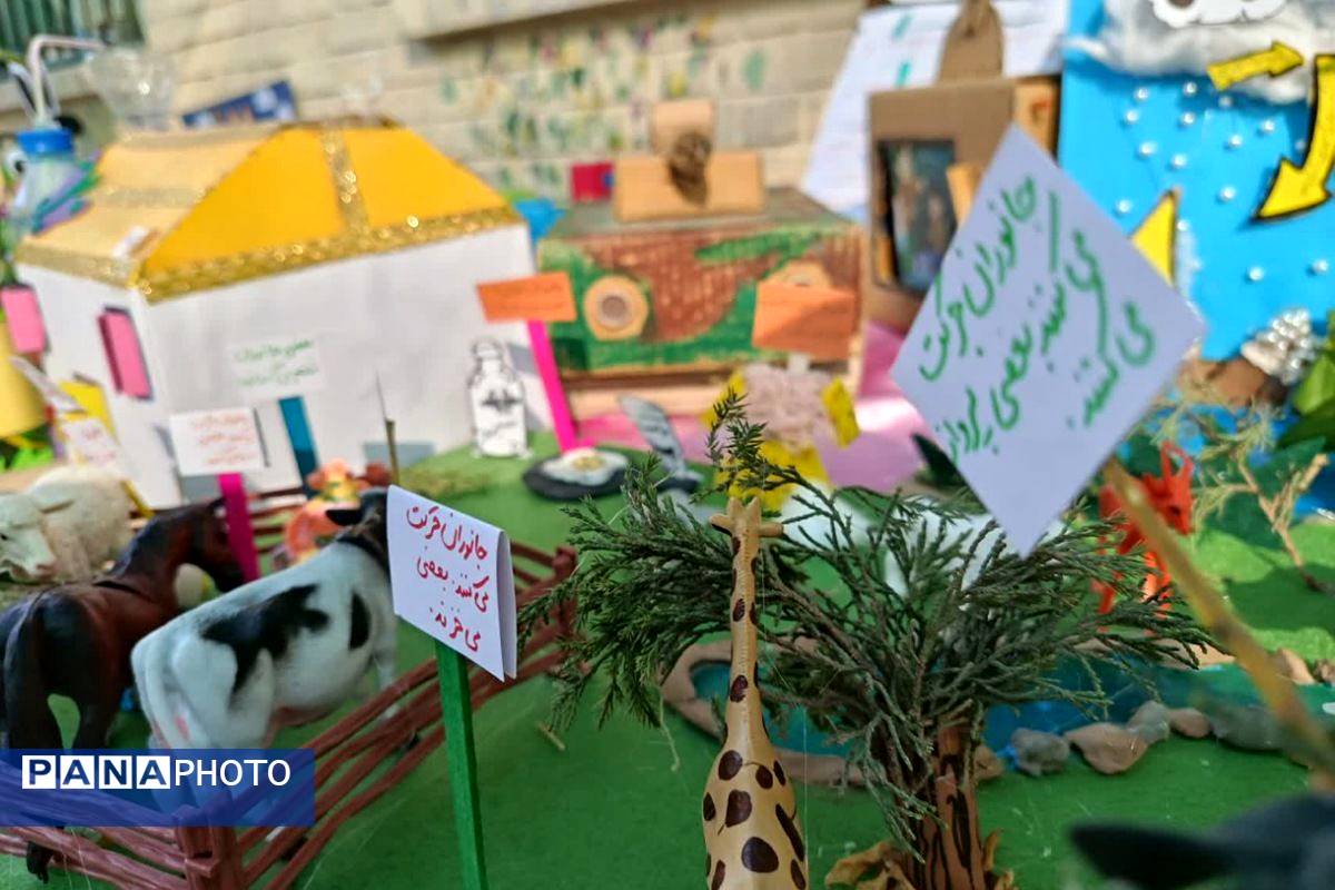نمایشگاه دستاوردهای دانش آموزی در دبستان دخترانه وحیدکیهانی ناحیه یک شهرری