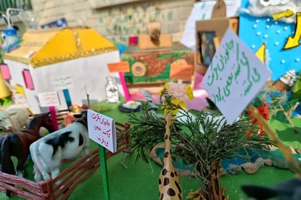 نمایشگاه دستاوردهای دانش آموزی در دبستان دخترانه وحیدکیهانی ناحیه یک شهرری