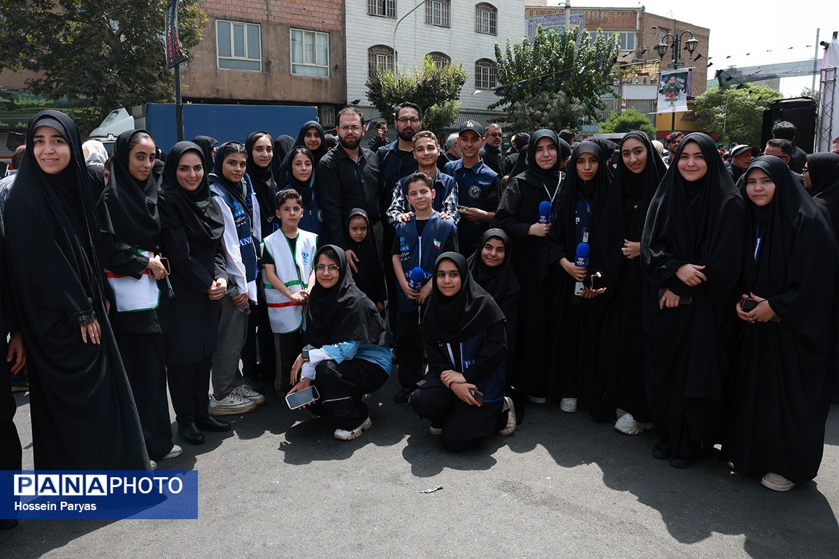 موکب «عشاق‌الحسین» سازمان دانش آموزی در راهپیمایی خانوادگی جاماندگان اربعین حسینی - تهران/ 2