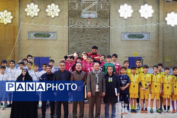 حضور دانش‌آموزان ابتدایی ناحیه دو شهرری در مسابقات فوتسال