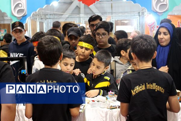 بازدید دانش‌آموزان بسیجی از نمایشگاه بزرگ قله افتخار 
