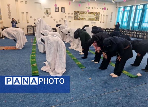 برگزاری نماز جماعت دبیرستان شهید تیمسار فلاحی ناحیه یک کرج