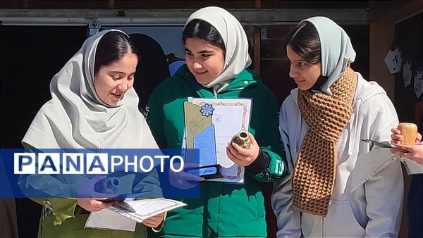 تقدیر از رتبه‌های برتر دبیرستان فرزانگان قائمشهر