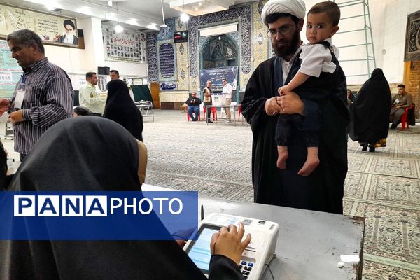 حضور پرشور مردم شهرستان ورامین و منطقه خیرآباد در پای صندق های رای