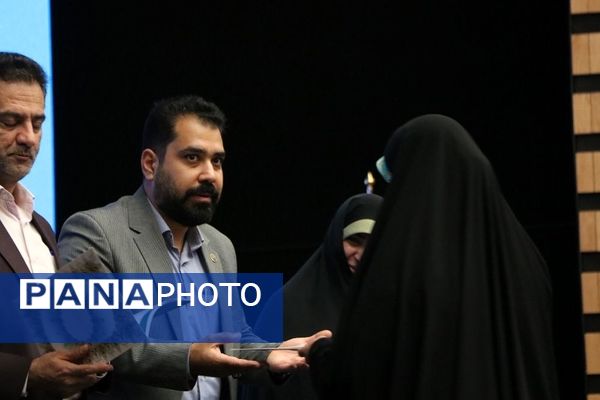 تقدیر از دانش‌آموزان برتر حوزه فرهنگی و هنری در آموزش و پرورش ناحیه یک شهرری