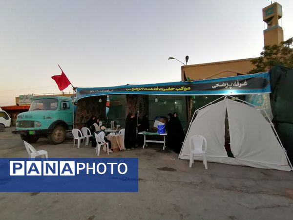 جلوه‌های از عاشقی زائرین و خادمیاران در موکب حضرت فاطمه زهرا (س) 