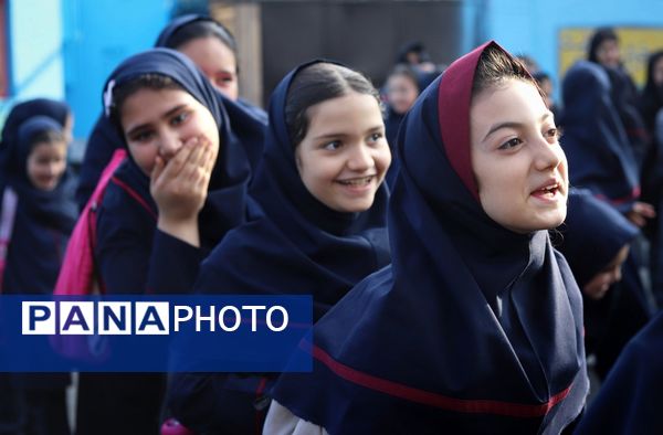 صبحگاهی غرق در علم و شادمانی در آموزشگاه جمهوری اسلامی ناحیه یک شهرستان بهارستان 