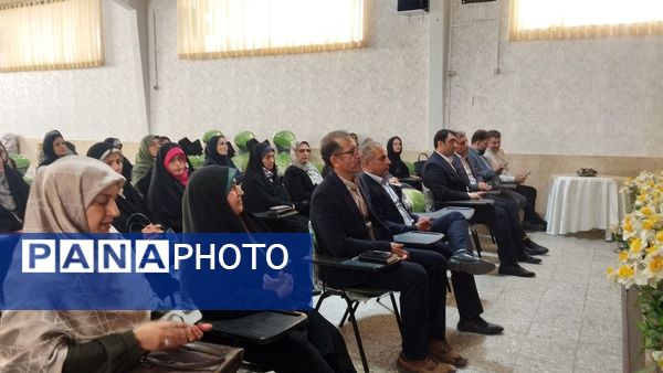 جلسه آموزش خانواده و افتتاح اتاق گفت‌وگوی اولیا در دبیرستان شاهد شهید کلانتری 