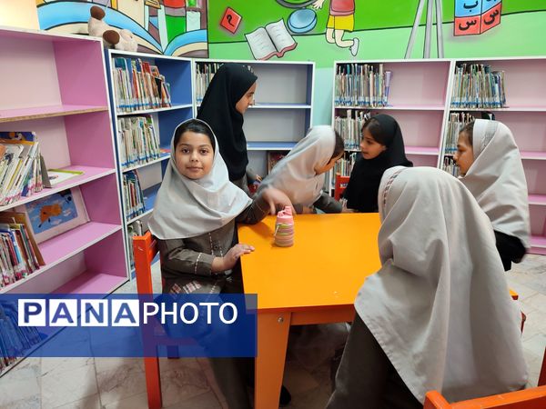 بازدید دانش‌آموزان دبستان شهید نجفی فدافن از کتابخانه فدک