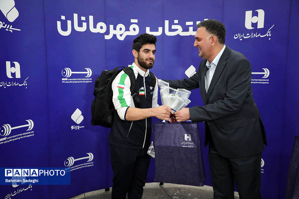 بازگشت تیم ملی وزنه‌برداری با جام قهرمانی‌