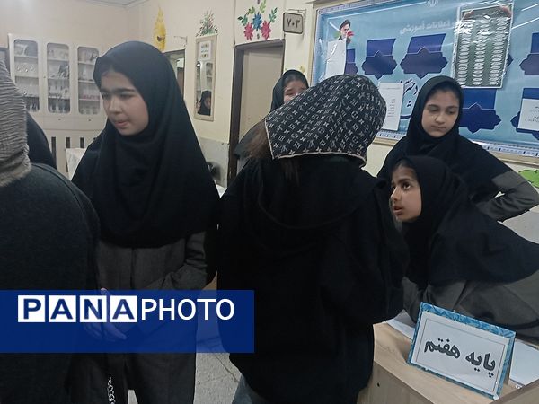 تحویل کارنامه در دبیرستان نمونه اندیشه