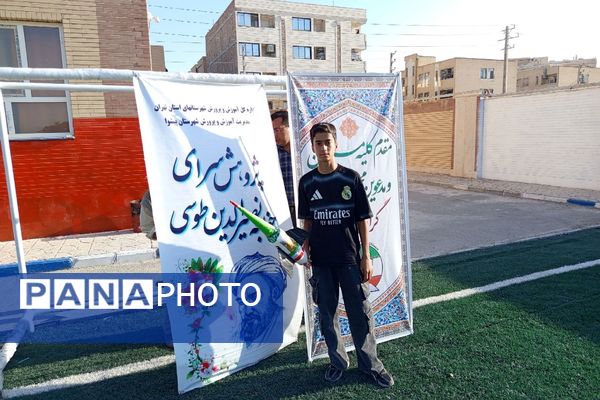 هیجان پرتاب موشک آبی در هفته هوافضا با حضور دانش‌آموزان در پژوهشسرای خواجه نصیرالدین طوسی