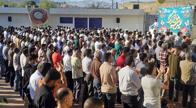 جشن بندگی و اقامه نماز عید فطر در حاجی‌آباد 