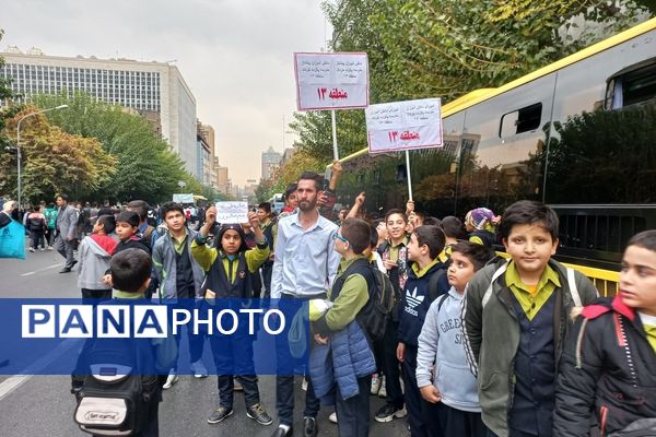 حضور مدیر آموزش و پرورش منطقه ۱۳ در راهپیمایی روز دانش‌آموز 