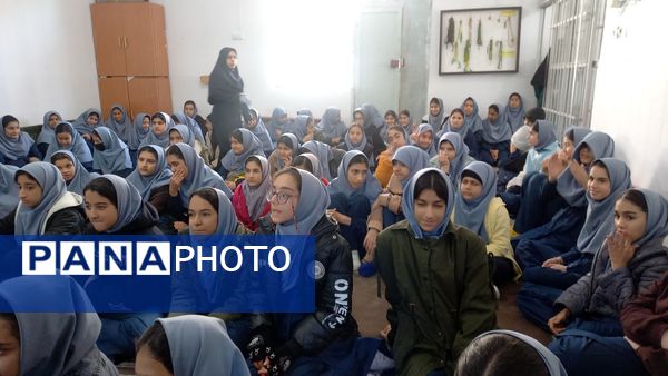 دانش‌آموزان دبیرستان حاج رحمت‌اله شیروانی در سوگ حضرت فاطمه زهرا(س)