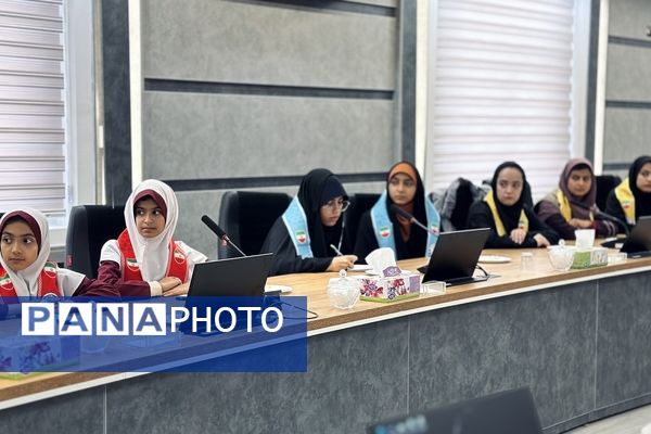 نشست صمیمانه قائم‌مقام سازمان دانش‌آموزی کشور با نمایندگان دانش‌آموزان پیشتاز وخبرنگاران‌پانای استان مرکزی