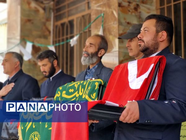 پرچم گردانی حرم مطهر امام رضا (ع) در دبیرستان دخترانه خدیجه کبری (س) ناحیه۴ اصفهان