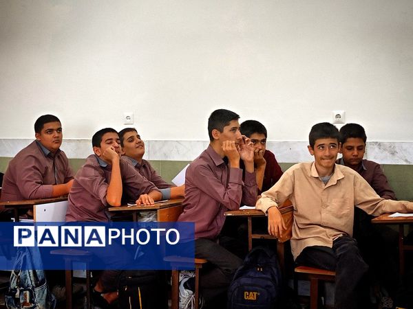 اولین جلسه هدایت تحصیلی دانش آموزان پایه نهمی دبیرستان میثاق