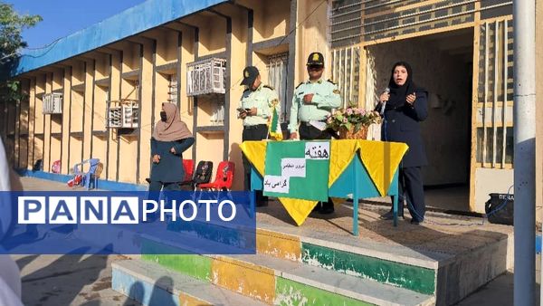 دیدار صمیمانه مأموران نیروی انتظامی با دانش‌آموزان دبستان استقلال 