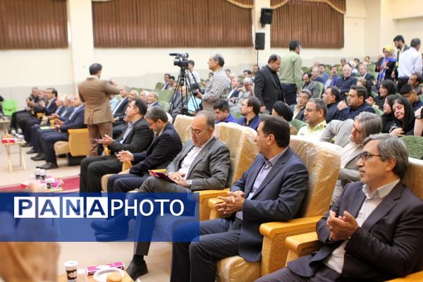 آیین کلنگ‌زنی ۱۶ مدرسه خیرساز در کاشان؛ مشارکت مردمی، حمایت دولتی