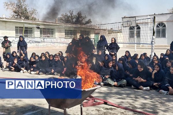 آموزش اصول اولیه آتش‌نشانی در مدرسه زکیه صباشهر