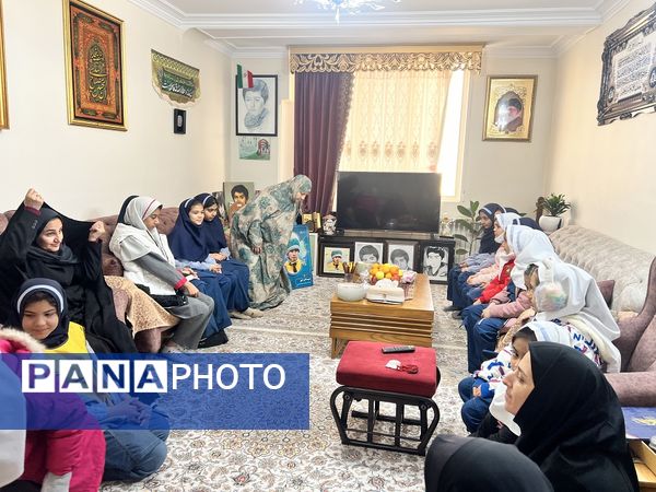 دیدار دانش‌آموزان دبستان المهدی ناحیه 2 کرج با خانواده دانش‌آموز شهید رضا پناهی