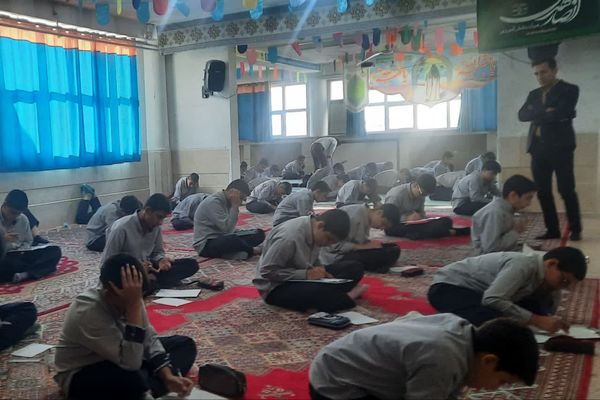   برگزاری امتحانات در دبیرستان هیات امنایی رازی 