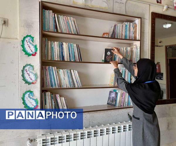 گرامیداشت هفته کتاب و کتابخوانی در دبیرستان حاج مهدی روحانی شهرستان خلیل آباد 