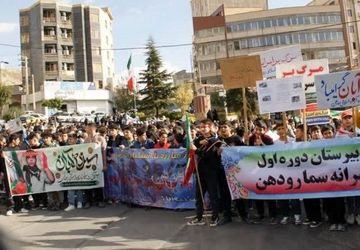  برگزاری راهپیمایی پرشور۱۳آبان و روز دانش‌آموز در رودهن 