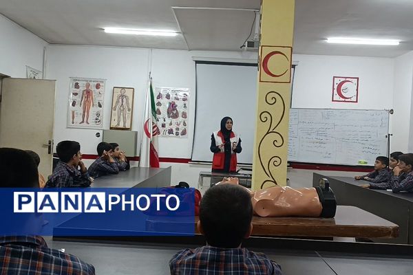 بازدید دانش‌آموزان دبستان علامه طباطبایی از جمعیت هلال‌احمر پیشوا