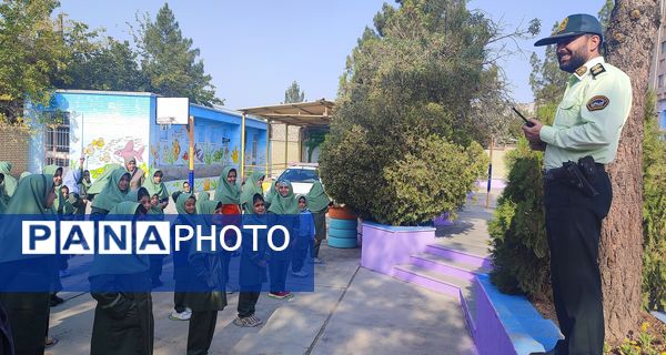 حضور سرهنگ اسماعیل اکبری رئیس کلانتری ۱۳ نیشابور در جمع دانش‌آموزان دبستان میلاد نیشابور 