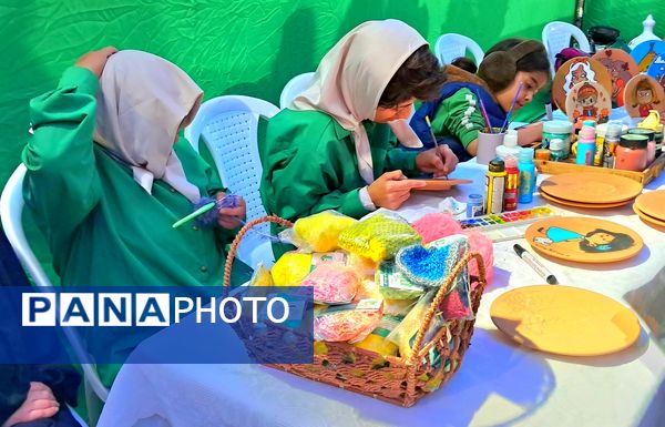 برپایی غرفه‌ای به عشق فاطمه(س)  