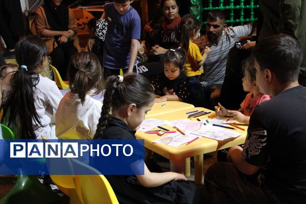 دانش‌آموزان در موکب دانش‌آموزی عشاق‌الحسین از زائرین کربلای معلی پذیرایی کردند