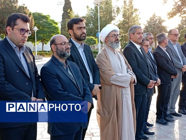 عطر افشانی و گلباران مزار شهدا توسط مسئولین کاشمر به مناسبت هفته دولت