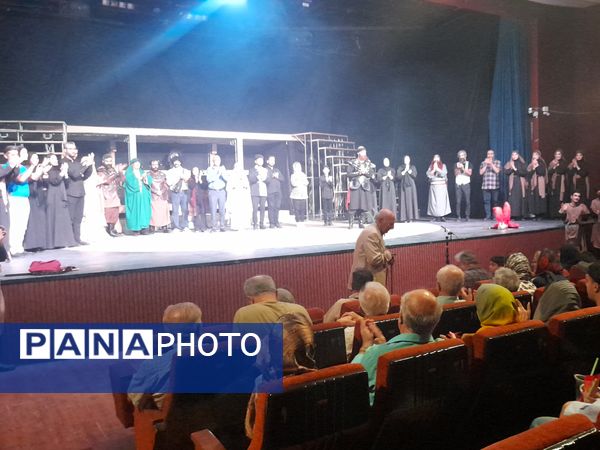 دانش‌آموزان سازمان‌دانش‌آموزی به تماشای تئاتر مثنوی سرخ نشستند