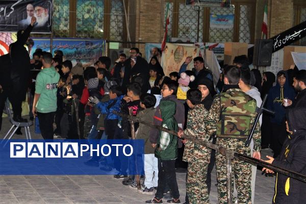 استقبال نوجوانان از غرفه‌های یادواره شهدای مسجد جامع قم