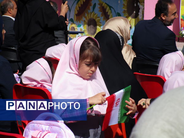 برگزاری جشن شکوفه‌ها در دبستان شاهد شهید سلطانی ناحیه یک کرج