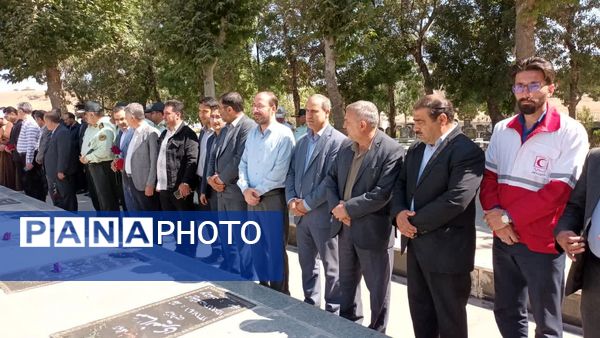 مراسم غبارروبی و عطرافشانی مزار مطهر شهدای اهر به‌مناسبت هفته دولت 