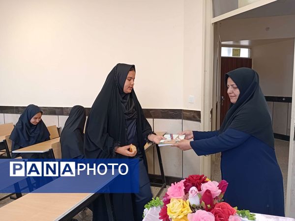 اهدای جوایز به دانش آموزان جدید الورود دبیرستان مادرمهربان خلیل آباد