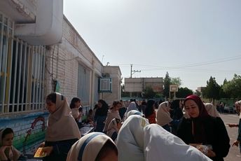بازارچه دانش‌آموزی در دبستان سمیه