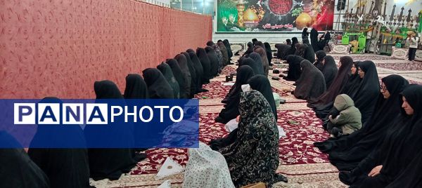 نماز جماعت در شب عزاداری شهادت حضرت فاطمه زهرا(س) در روستای نقاب