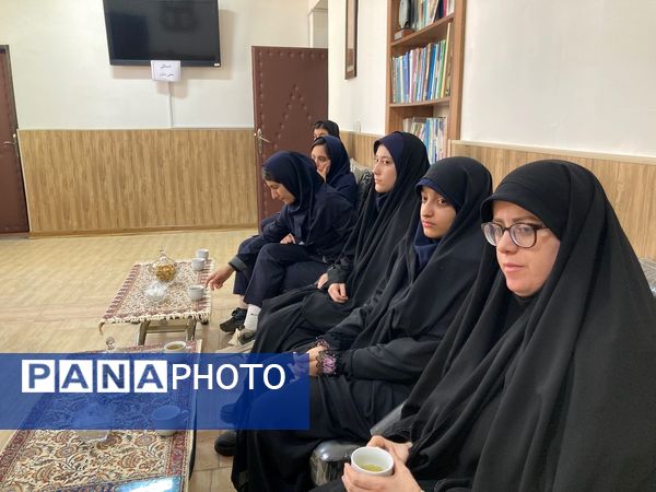 بازدید دانش‌آموزان دبیرستان سمیه از کلانتری ۱۱ بجنورد به مناسبت هفته نیروی انتظامی 
