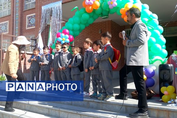 برگزاری جشن شکوفه ها در دبستان حاج تقی احدیان ناحیه ۶ مشهد