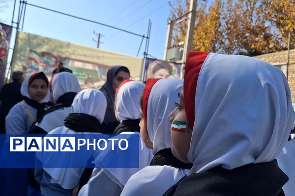 برگزاری راهپیمایی یوم الله ۱۳ آبان با حضور دانش‌آموزان و مسئولین در صفادشت 